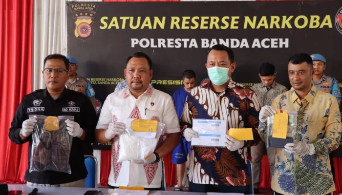 Petugas Bandara SIM Mengamankan Penyulundup Narkoba