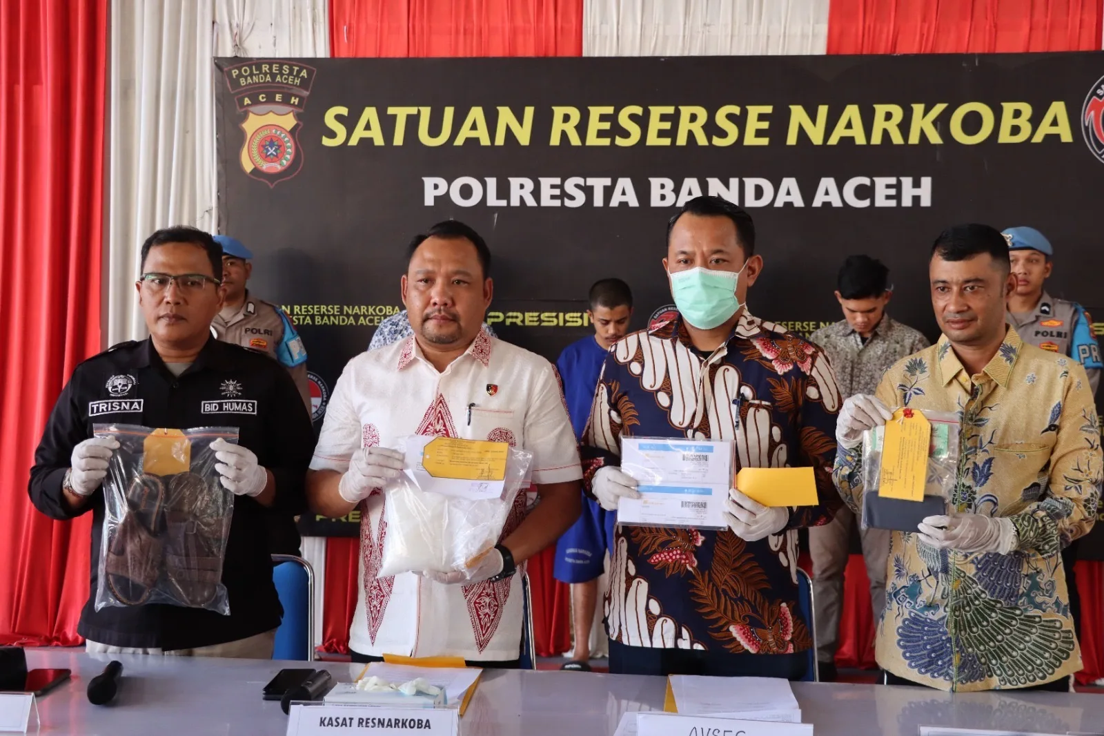 Petugas Bandara SIM Mengamankan Penyulundup Narkoba