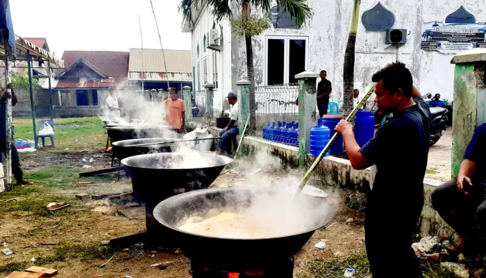 Warga Rima Keuneurom Masak 8 Kuah Beulangong, Wujud Kebersamaan di Peringatan Maulid
