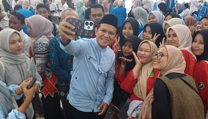 Hadiri Dialog di UIN Ar Raniry, Dek Fadh Jadi Idola Mahasiswa