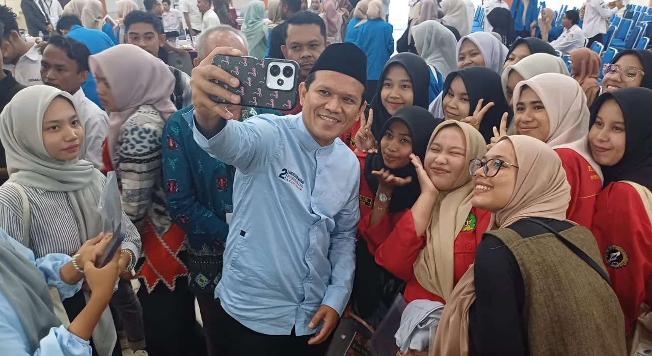 Hadiri Dialog di UIN Ar Raniry, Dek Fadh Jadi Idola Mahasiswa