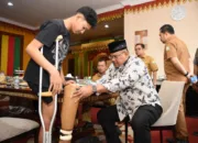 Pj Gubernur Safrizal Serahkan Bantuan Kaki Palsu untuk Guntur