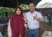 Calon Bupati Aceh Besar Mukhlis Basyah mencoblos di TPS Gampong Lam Ara Cut