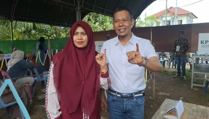Calon Bupati Aceh Besar Mukhlis Basyah mencoblos di TPS Gampong Lam Ara Cut