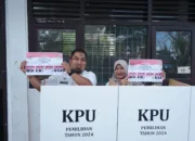 Pj Bupati Aceh Besar bersama Isteri Nyoblos di TPS 001 Jantho Makmur
