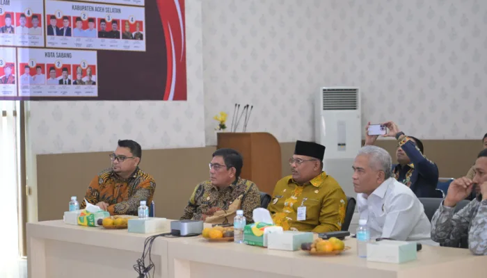 Pj Gubernur Safrizal Pantau Hasil Perhitungan Suara Sementara Pilkada di Aceh
