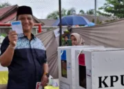 Armia Pahmi Berikan Hak Suara di TPS 001 Bukit Tempurung