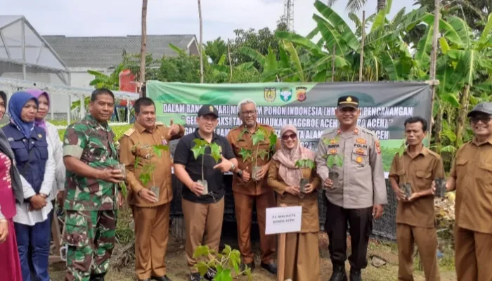 Muspika Kecamatan Kuta Alam Gelar Pembagian Bibit Pohon di Gampong Lampulo