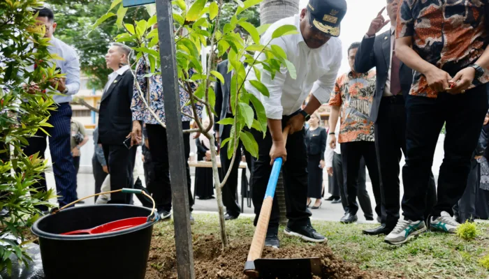 Pj Gubernur Safrizal dan Ketua Delegasi Malaysia Tanam Pohon Jeumpa di Museum Tsunami