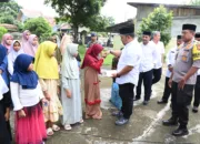 Pj Bupati Aceh Besar Beri Santunan kepada 114 Anak Yatim pada Maulid Akbar Blang Bintang