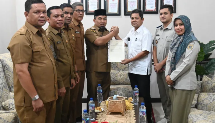 Pj Bupati Aceh Besar Terima 80 Sertifikat Elektronik dari BPN