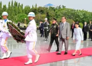 PM Jepang Ishiba Shigeru dan Istri Beri Penghormatan di TMPN Utama Kalibata