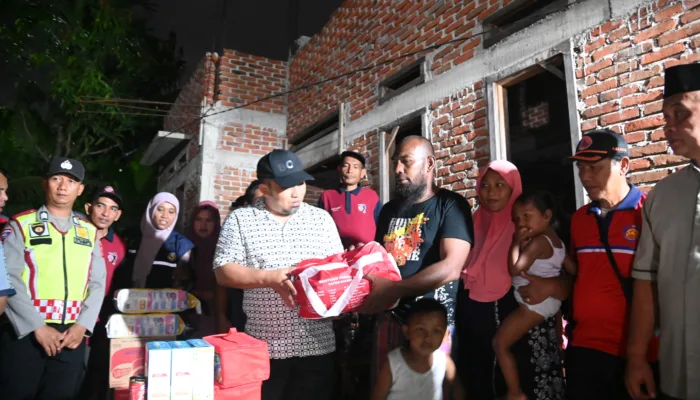 Pj Bupati Iswanto Antar Langsung Bantuan Masa Panik untuk Korban Kebakaran di Lamtadok