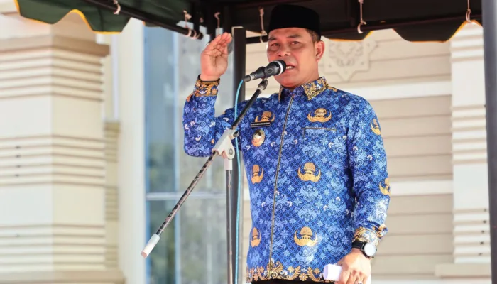 Syech Muharram Bupati Aceh Besar Pimpin Apel Perdana OPD