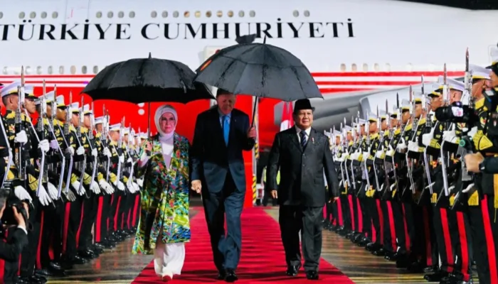 Presiden Prabowo Sambut Hangat Kedatangan Presiden Erdogan di Bandara