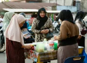 Kak Ana Berburu Takjil Dengan Sepeda Motor