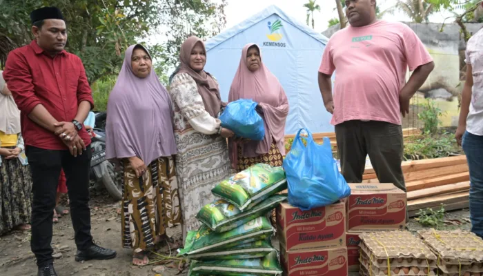 Istri Wagub Aceh Serahkan Bantuan untuk Korban Kebakaran Rumah di Bireuen