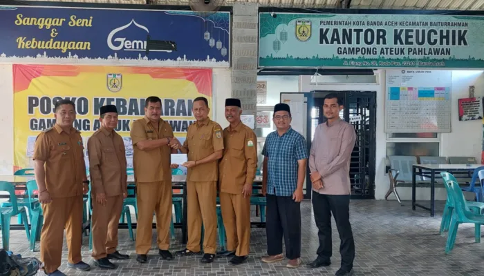 DPC APDESI/ASKEBA Banda Aceh Serahkan Bantuan untuk Korban Kebakaran di Gampong Ateuk Pahlawan