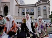 Kak Ana Berbaur dengan Warga Buka Puasa di Halaman Islamic Center