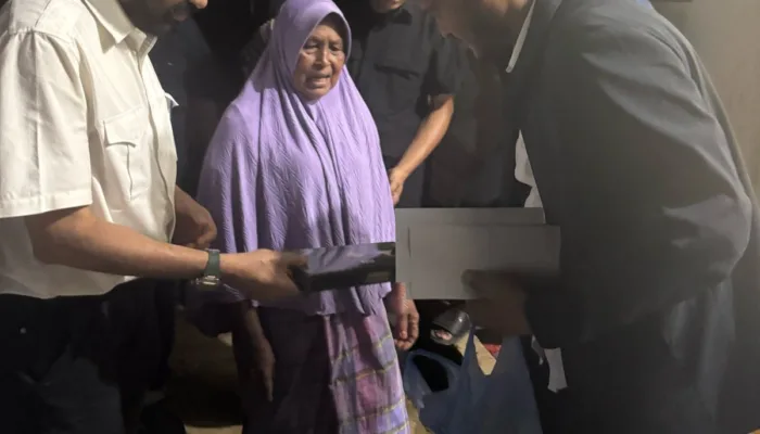 Beralas Tikar, Gubernur Muzakir Manaf Buka Puasa Bersama di Halaman Rumah Korban Konflik Aceh