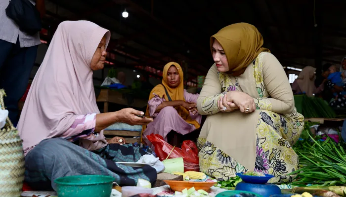 Kak Ana Tinjau Harga Kebutuhan Pokok Menjelang Idul Fitri di Pasar Al-Mahirah