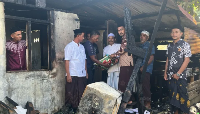 Yusran Efendi Ketua Komisi V DPRK Aceh Besar Serahkan Bantuan Untuk Korban Kebakaran Gampong Gapui.