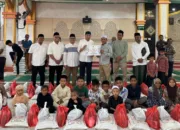 Pemerintan Aceh Berkolaborasi Dengan PT Telkom Aceh menyerahkan 250 Paket Sembako Bagi Anak Yatim Dan Fakir Miskin Gampong Kampung Baru