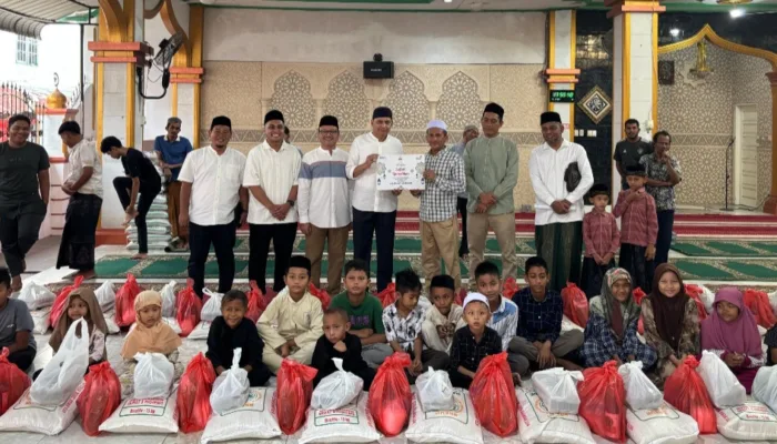 Pemerintan Aceh Berkolaborasi Dengan PT Telkom Aceh menyerahkan 250 Paket Sembako Bagi Anak Yatim Dan Fakir Miskin Gampong Kampung Baru
