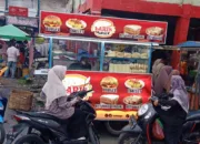 Kelezatan Laris Burger Beureunuen Kembali Menyapa, Siap Bikin Ketagihan!