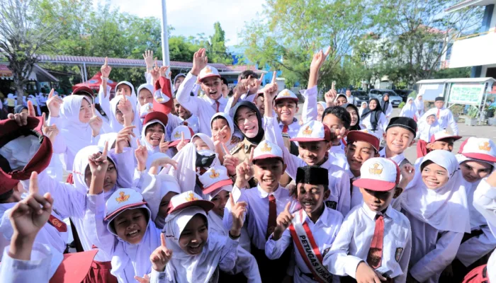 Senyum Ceria Siswa SD 20 Sambut Illiza Launching Dokter Saweu Sikula