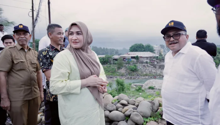 Ketua TP PKK Aceh Tinjau Lokasi Jembatan Krueng Sawang yang Ambruk, Direncanakan Segera Dibangun Kembali