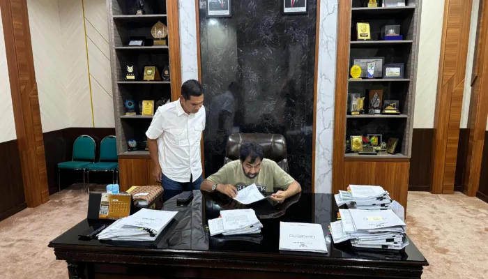 Mualem Kembali Berkantor Hingga Larut Malam