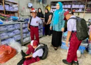 Senyum Siswa SD saat Marlina Ajak Mereka Belanja Seragam Baru