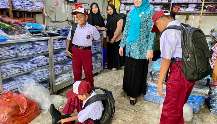 Senyum Siswa SD saat Marlina Ajak Mereka Belanja Seragam Baru