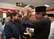 Pulau di Singkil Kembali ke Pangkuan Aceh, Mualem Disambut Meriah Setibanya di Bandara Sultan Iskandar Muda