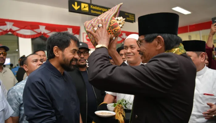 Pulau di Singkil Kembali ke Pangkuan Aceh, Mualem Disambut Meriah Setibanya di Bandara Sultan Iskandar Muda
