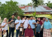 Ibu Wakil Gubernur Aceh Serahkan Kursi Roda kepada Warga Batee yang Alami Cidera Selama Dua Tahun