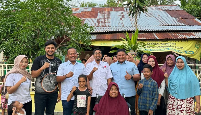 Ibu Wakil Gubernur Aceh Serahkan Kursi Roda kepada Warga Batee yang Alami Cidera Selama Dua Tahun