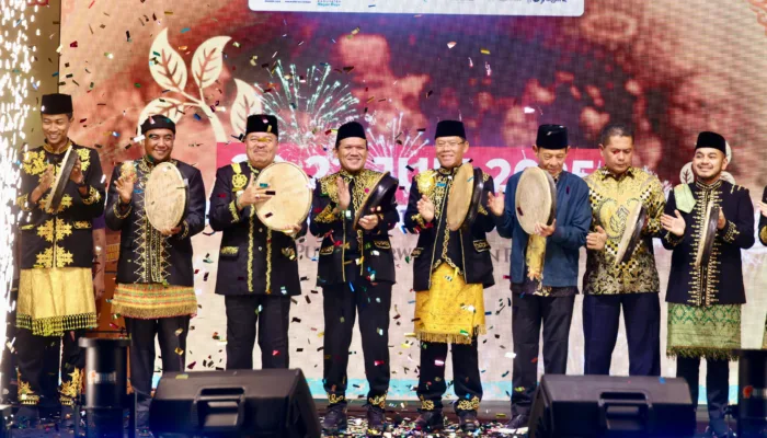 Wagub Fadhlullah dan Utusan Khusus Presiden Hadiri HUT Nagan Raya ke-23, Mardiono Dianugerahi Gelar Adat