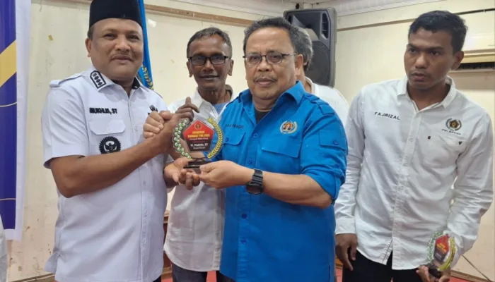 Bupati dan Sejumlah Tokoh Terima Penghargaan dari PWI Bireuen