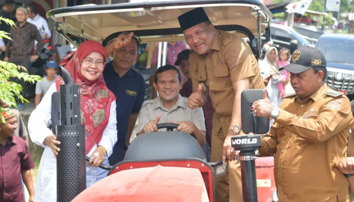 Wagub Aceh Serahkan Alsintan untuk 3 Kabupaten