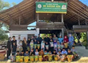 Komunitas “Ayo Kita Berbagi” Salurkan Bantuan Alat Tulis untuk Anak Yatim dan Kurang Mampu