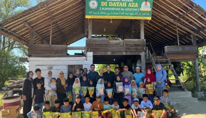 Komunitas “Ayo Kita Berbagi” Salurkan Bantuan Alat Tulis untuk Anak Yatim dan Kurang Mampu