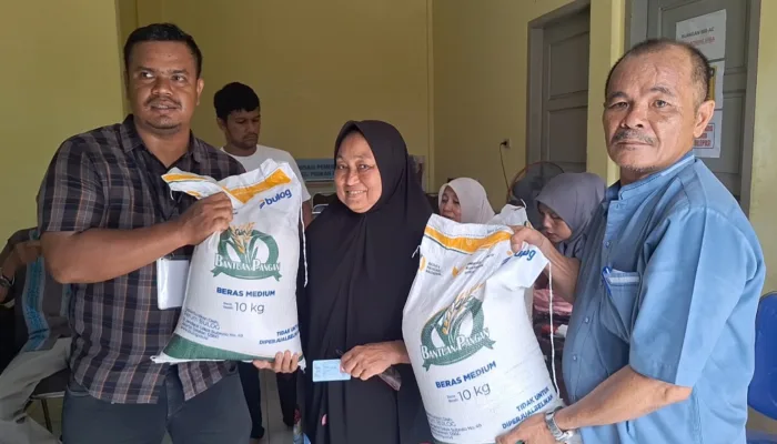 Pemerintah Gampong Rima Keunerum Menyalurkan Bantuan Pangan Beras Kepada 63 Kepala Keluarga Miskin