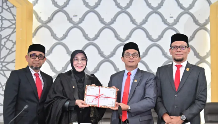 Wali Kota Serahkan Dokumen RKUA-PPAS APBK Perubahan 2025 ke DPRK Banda Aceh