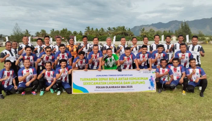 Dua Legend Sepak Bola Aceh Besar Kembali Merumput di Lapangan Serimusim Lampuuk