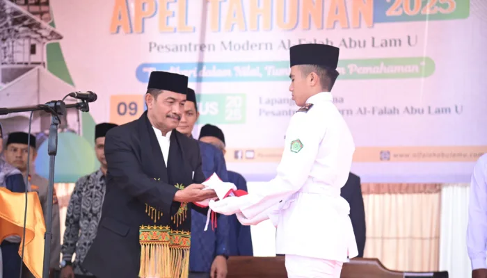 Wakil Bupati Syukri Inspektur Apel Tahunan Khutbatul ‘Arsy Ponpes Modern Abu Lam U