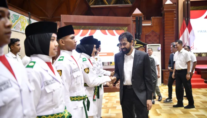 Mualem Kukuhkan Anggota Paskibraka Provinsi Aceh