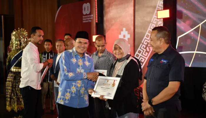 Wagub Serahkan Penghargaan untuk Wartawan Peliput Proses Perdamaian Aceh