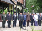 Jelang HUT ke-80 RI, Bupati Aceh Besar Ziarah ke Makam Pahlawan Teuku Nyak Arief